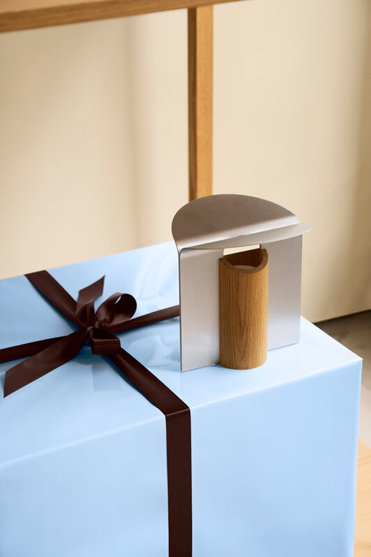Carl Hansen & Søn RF200 Petal table lamp, oiled oak - brushed aluminium, decoration image