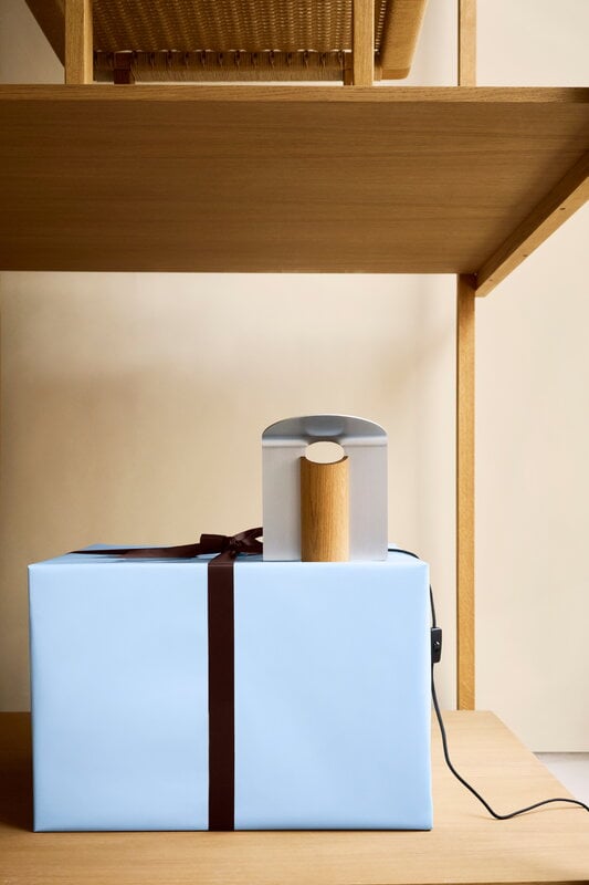Carl Hansen & Søn RF200 Petal table lamp, oiled oak - brushed aluminium, decoration image