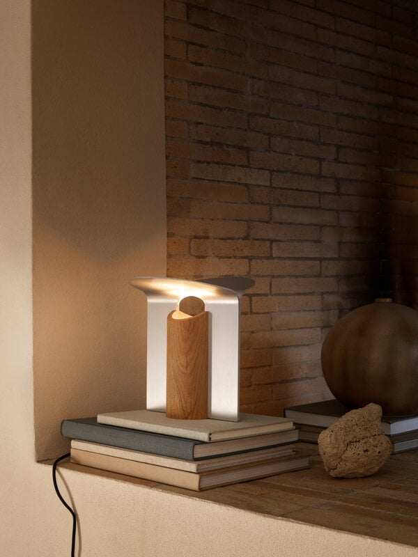 Carl Hansen & Søn RF200 Petal table lamp, oiled oak - brushed aluminium, decoration image