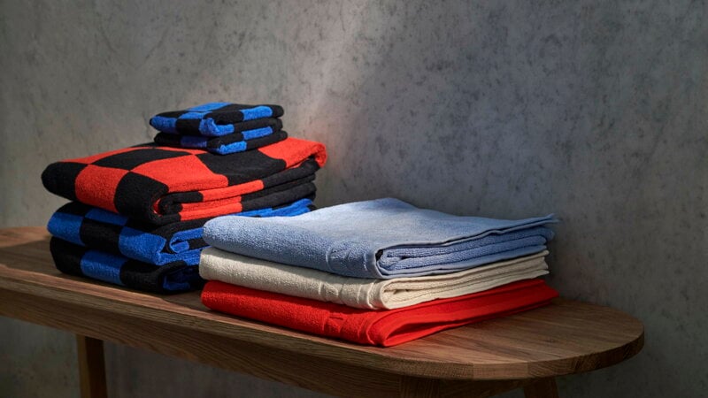 https://media.fds.fi/decor_image/800/Check_Wash_Cloth_cobalt_blue_Check_Hand_Towel_poppy_red_Check_Bath_Towel_cobalt_blue_Mono_Hand_Towel_sky_blue_cream_poppy_red_Triangle_Leg_Bench_L150xW40xH46_wb_lacquer_oak.jpg