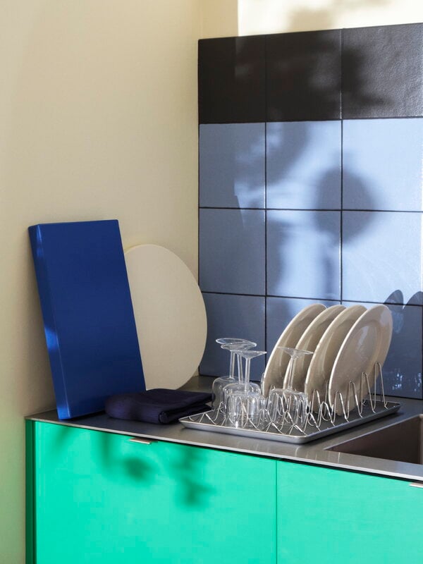 https://media.fds.fi/decor_image/800/Chopping-Board-Rectangular-L-blue_Shortwave-Dish-Rack_Tint-Wine-Glass-clear.jpg