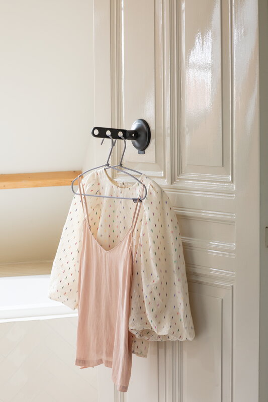 Clothes hook with suction cup black