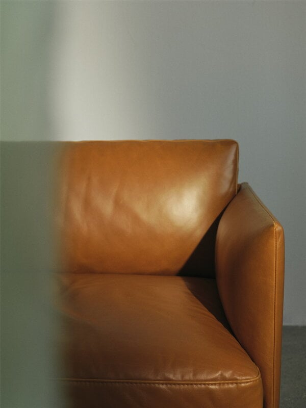 Muuto Outline sofa, 3-seater, black - Refine leather cognac, decoration image