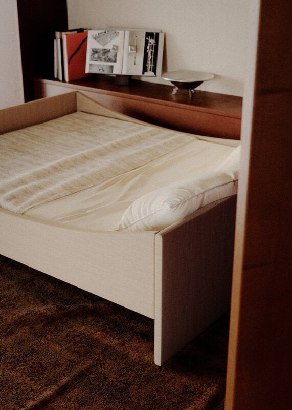 RYE Curved sängynrunko, vaalea beige, sisustuskuva