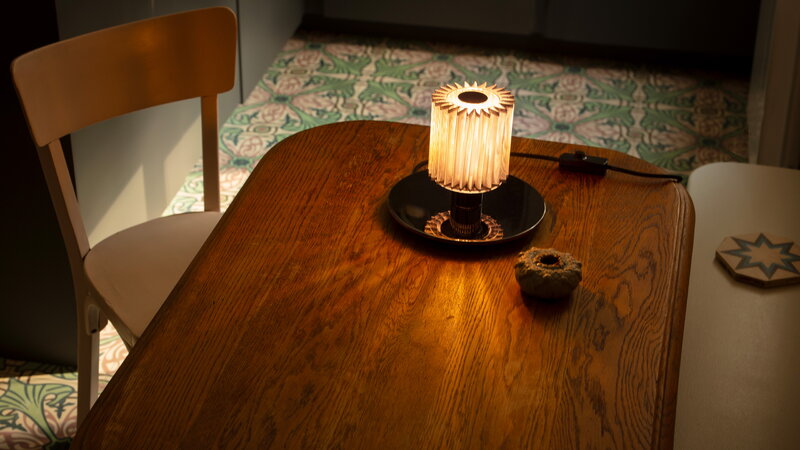 DCWéditions Lampe de table In the Sun 220, argent - or, image décorative