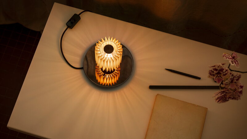 DCWéditions Lampe de table In the Sun 220, argent - or, image décorative