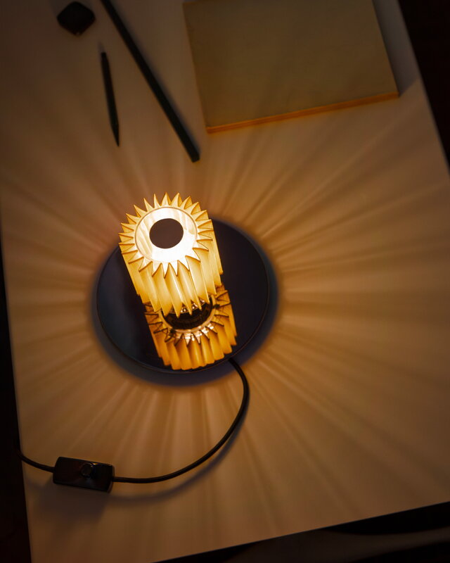 DCWéditions Lampe de table In the Sun 220, argent - or, image décorative