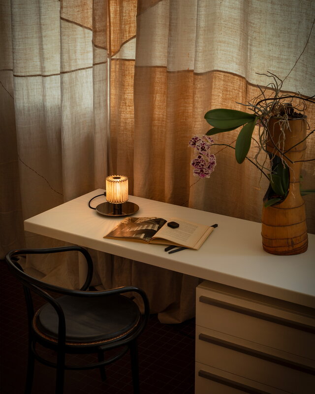 DCWéditions Lampe de table In the Sun 220, argent - or, image décorative