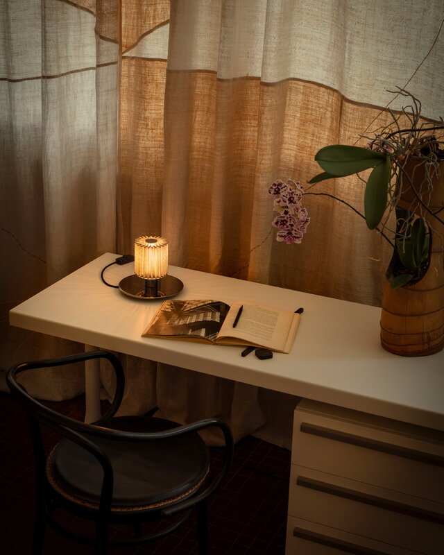 DCWéditions Lampe de table In the Sun 220, argent - or, image décorative