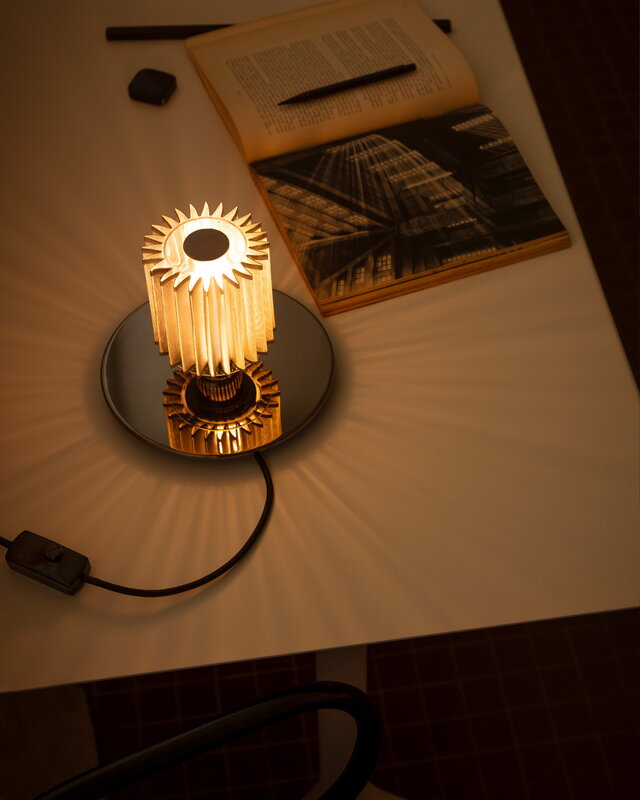 DCWéditions Lampe de table In the Sun 220, argent - or, image décorative