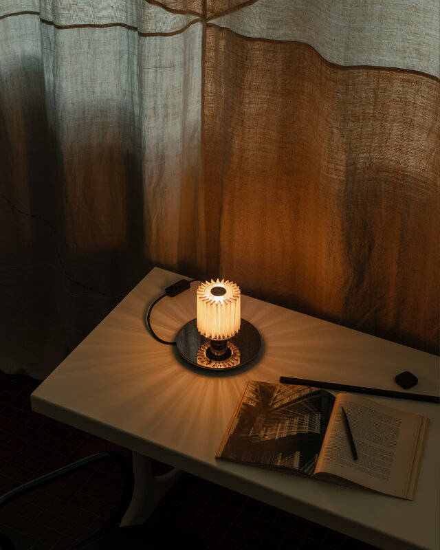 DCWéditions Lampe de table In the Sun 220, argent - or, image décorative