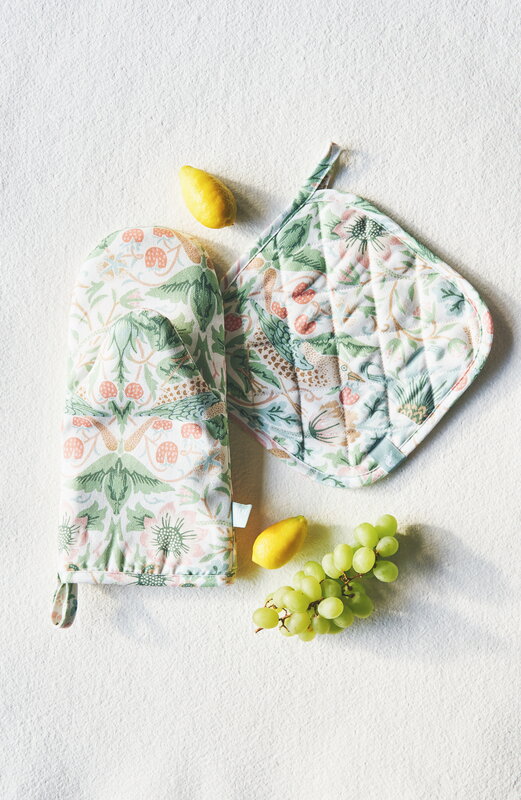 Havi William Morris Strawberry thief oven mitten, pastel, decoration image