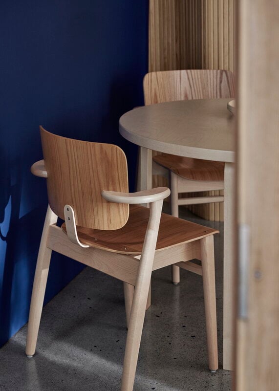 Artek Domus stol, lackerad ek, dekorationsbild