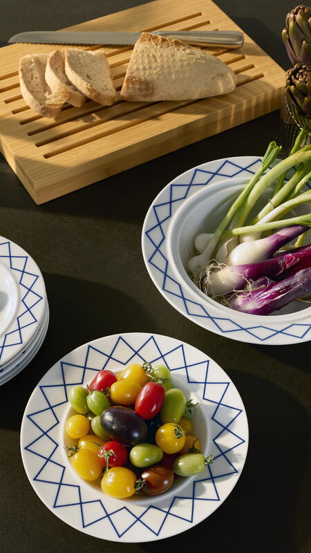 Alessi La Bella Tavola and My Beautiful China saladier, 29 cm, blanc - bleu, image décorative