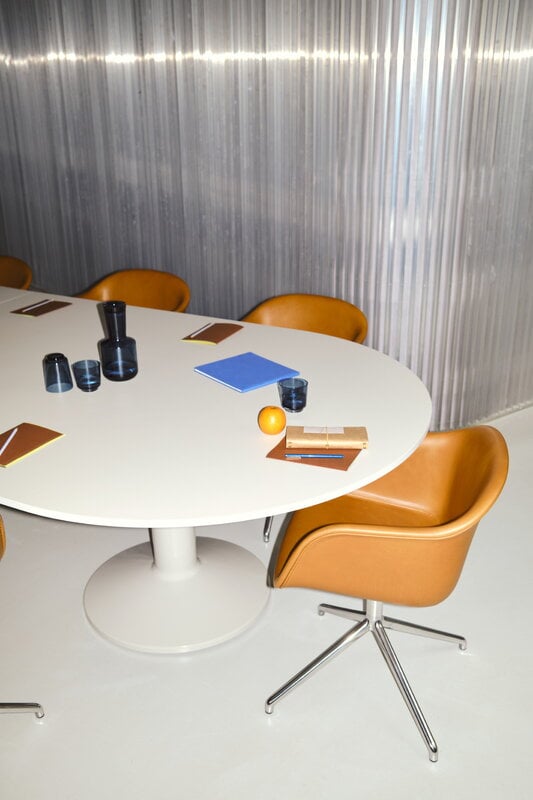 Muuto Fiber sillón, base giratoria, cuero coñac - negro, imagen de decoración