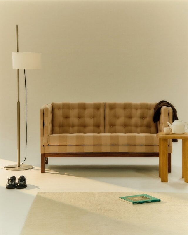 Fredericia EJ315 sofa, 2-seater, walnut - Reflex 339, decoration image
