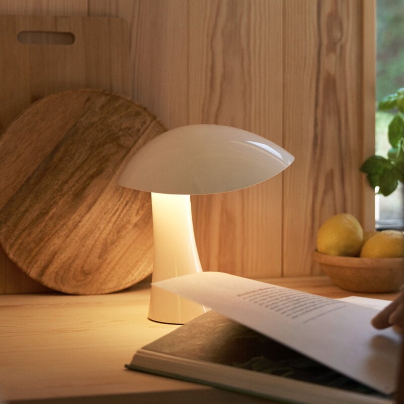 Louis Poulsen Rumee 220 lampe de table portable, blanc nuage, image décorative