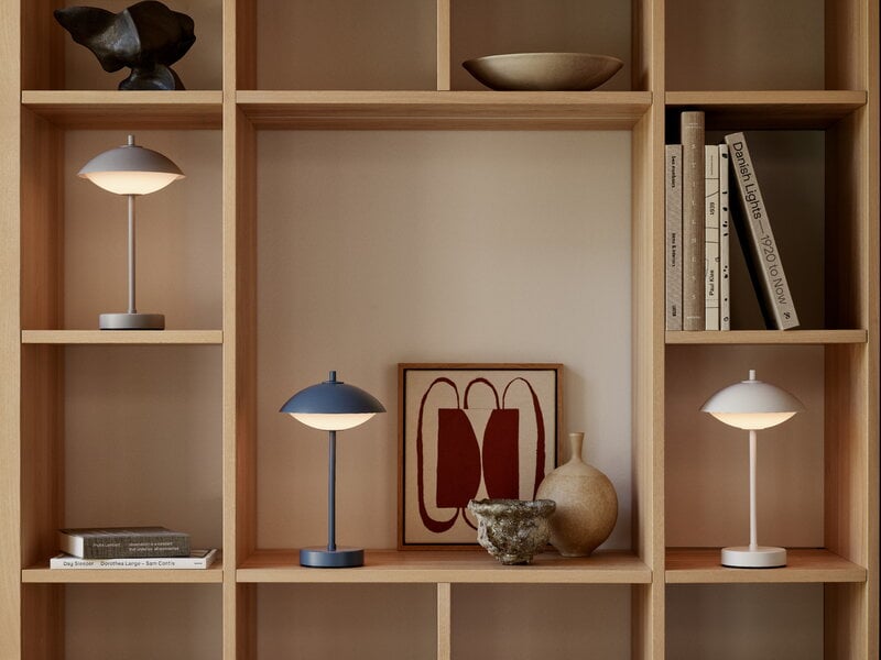 Fritz Hansen Clam Portable table lamp, dusk blue, decoration image