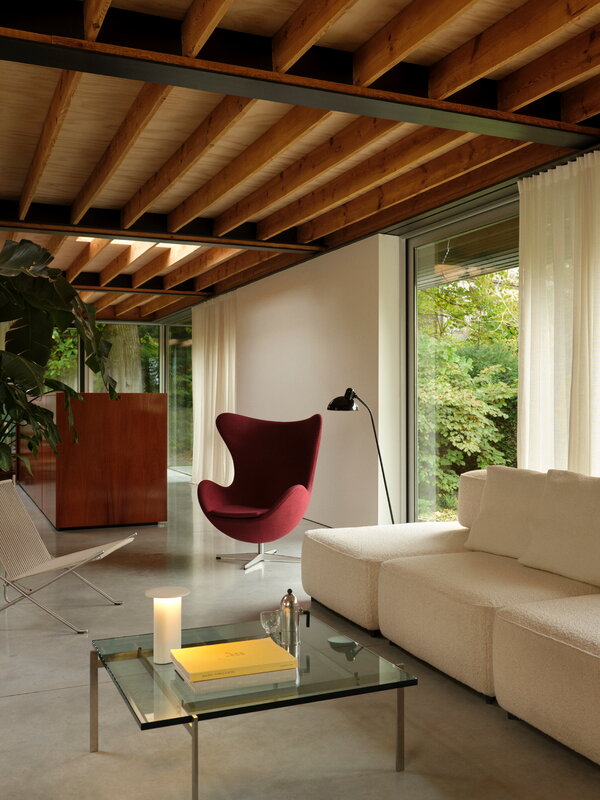 Fritz Hansen Solae portable lamp, white, decoration image
