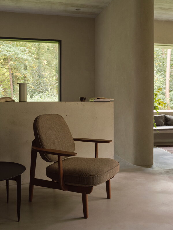 Fritz Hansen Solae portable lamp, warm grey, decoration image