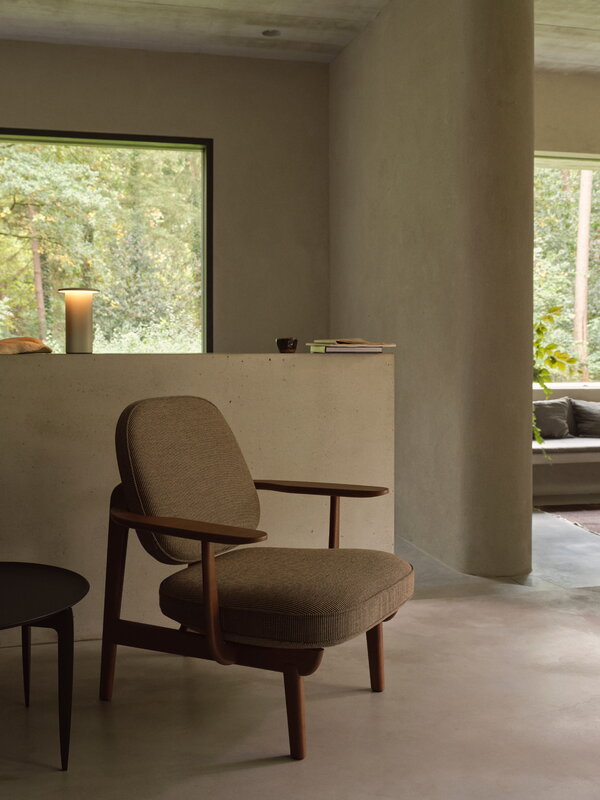 Fritz Hansen Solae portable lamp, warm grey, decoration image