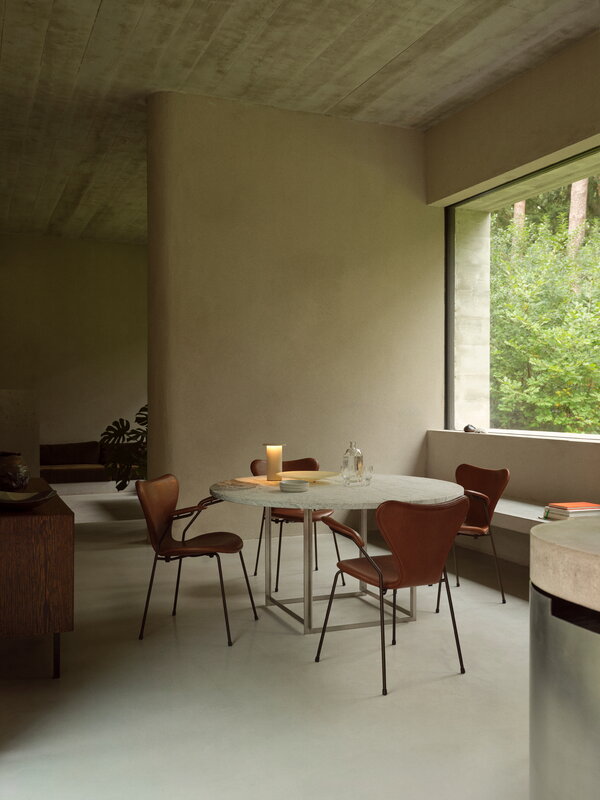 Fritz Hansen Solae portable lamp, white, decoration image