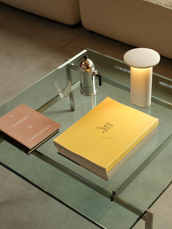 Fritz Hansen Solae portable lamp, white, decoration image