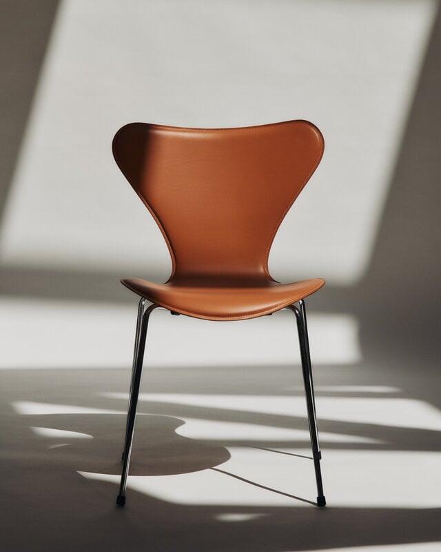 Fritz Hansen Chaise Series 7 3107, Edge cousu, chrome - cuir marron selle, image décorative