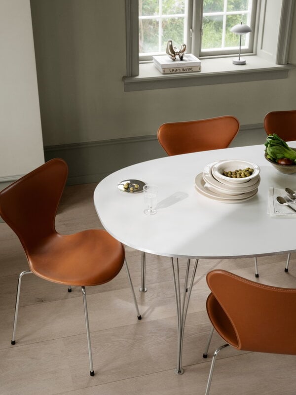 Fritz Hansen Chaise Series 7 3107, Edge cousu, chrome - cuir marron selle, image décorative