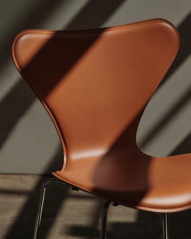 Fritz Hansen Chaise Series 7 3107, Edge cousu, chrome - cuir marron selle, image décorative