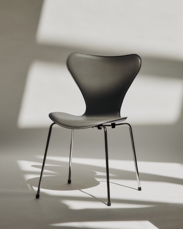 Fritz Hansen Series 7 3107 chair, Edge sewn, chrome -  slate grey leather, decoration image