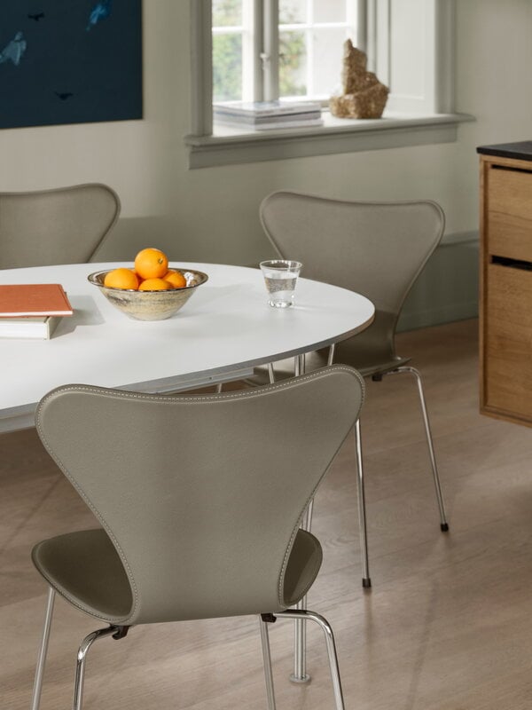 Fritz Hansen Series 7 3107 chair, Edge sewn, chrome -  slate grey leather, decoration image