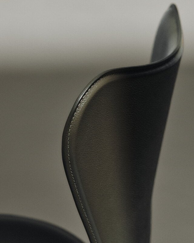 Fritz Hansen Series 7 3107 chair, Edge sewn, chrome -  slate grey leather, decoration image