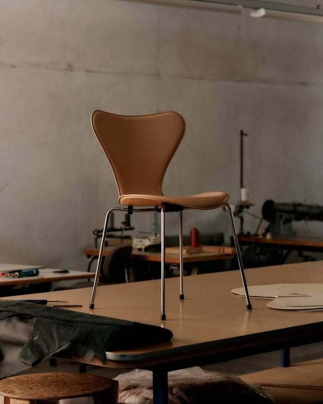 Fritz Hansen Series 7 3107 chair, Edge sewn, chrome - cuir écru chaud, image décorative