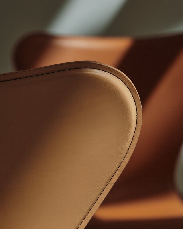Fritz Hansen Series 7 3107 chair, Edge sewn, chrome - cuir écru chaud, image décorative