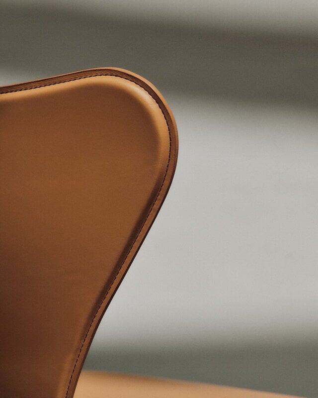 Fritz Hansen Series 7 3107 chair, Edge sewn, chrome - cuir écru chaud, image décorative