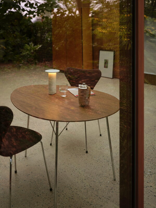 Fritz Hansen Solae portable lamp, white, decoration image
