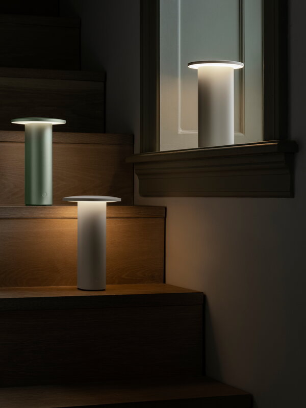 Fritz Hansen Solae portable lamp, white, decoration image