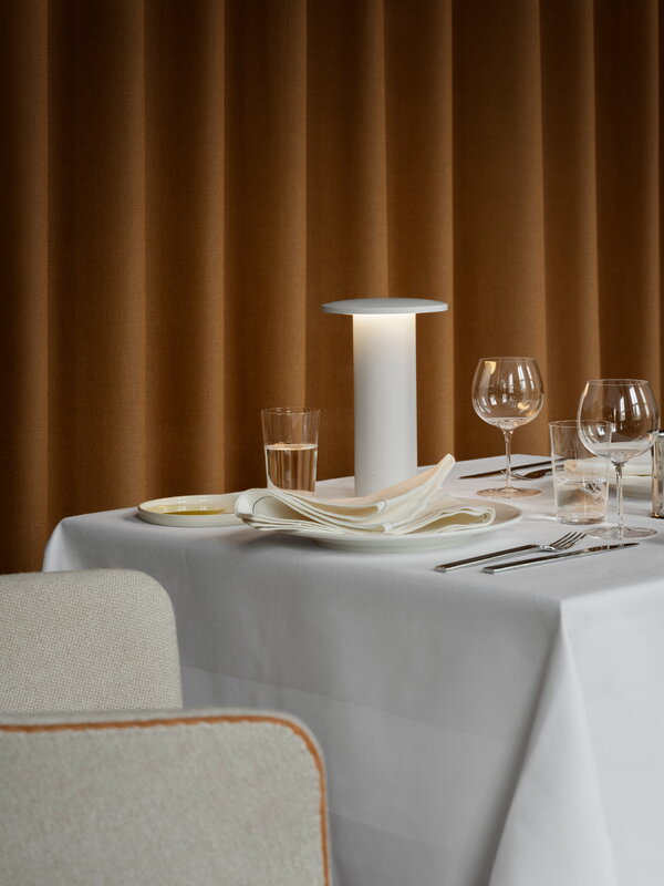 Fritz Hansen Solae portable lamp, white, decoration image