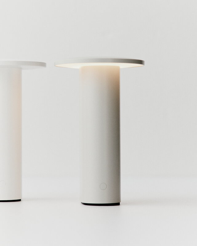 Fritz Hansen Solae portable lamp, white, decoration image