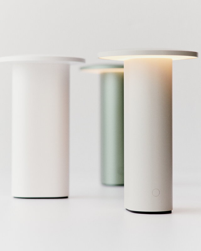 Fritz Hansen Solae portable lamp, white, decoration image