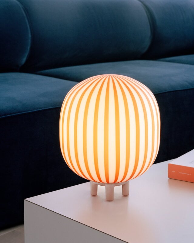 Established & Sons  lampada da tavolo Filigrana T2, cilindro 220 mm, canne rosse, vista 3