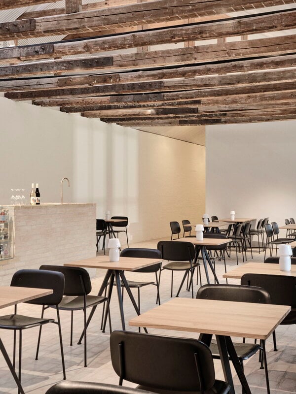 HAY Tavolino Pyramid Café 21, 70 x 70 cm, nero - rovere laccato, immagine decorativa