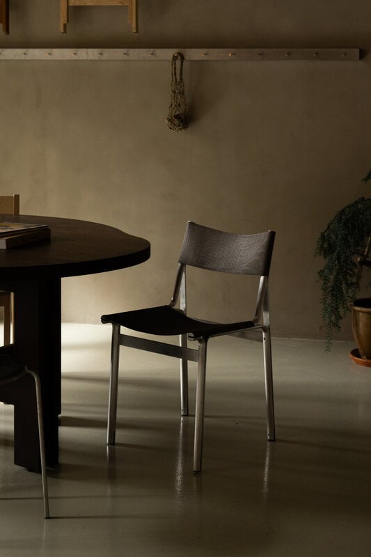 Frama Union tuoli, alumiini - taupe mesh, sisustuskuva