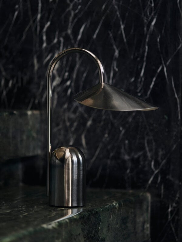 Ferm Living Lampe portable Arum, acier inoxydable, image décorative