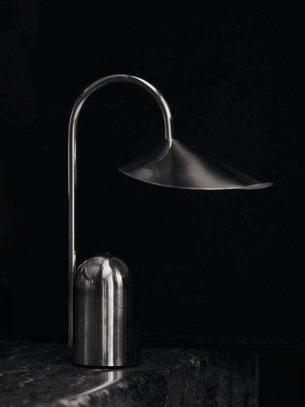 Ferm Living Lampe portable Arum, acier inoxydable, image décorative