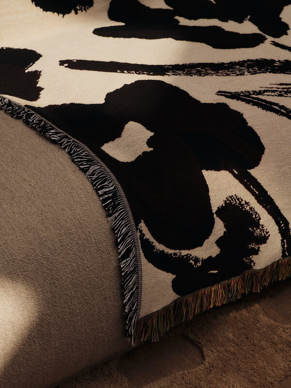 Ferm Living Cilla seinävaate/viltti, 120 x 170 cm, off-white - dark grape, sisustuskuva