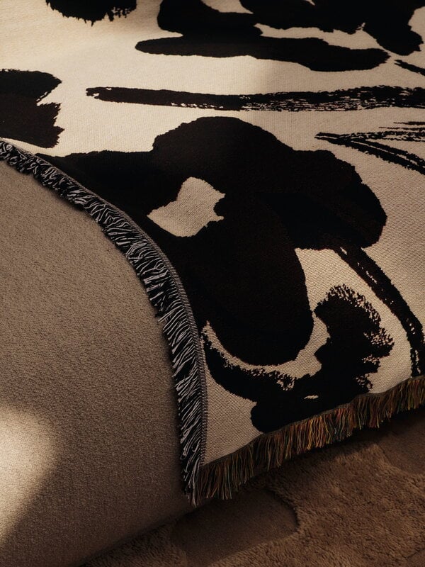 Ferm Living Cilla seinävaate/viltti, 120 x 170 cm, off-white - dark grape, sisustuskuva