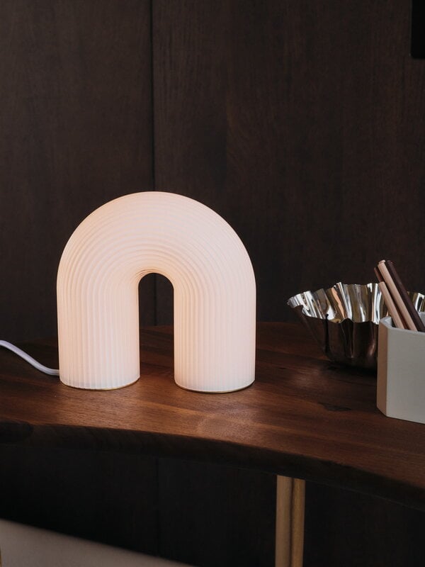 Ferm Living Tischleuchte Vuelta, weiß, dekorationsbild
