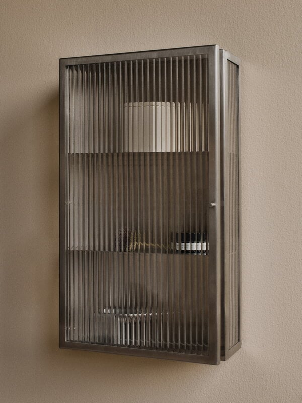 Ferm Living Haze wall cabinet, vetro scanalato, acciaio inossidabile spazzolato, immagine decorativa